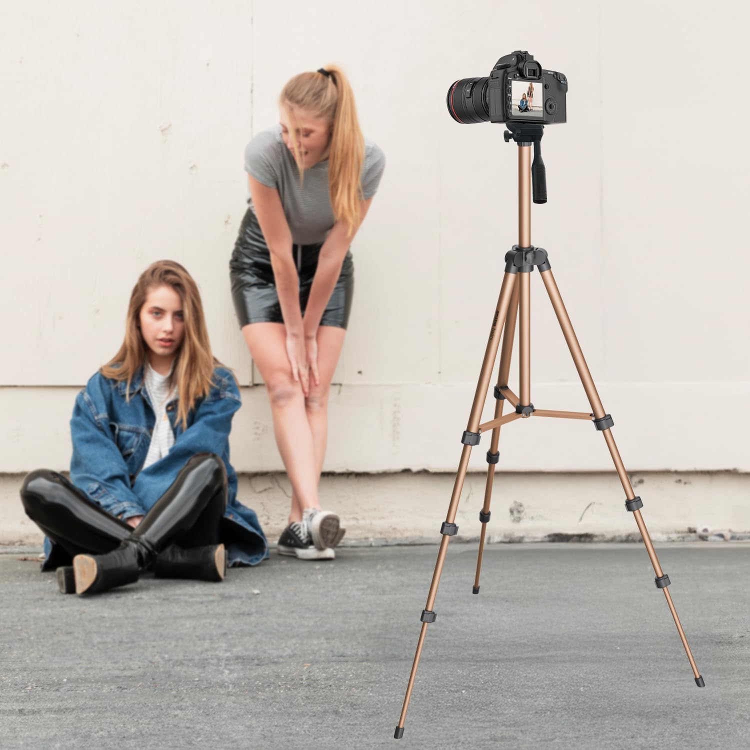 Amazon Basics Lightweight 41-134cm Tripod with Mobile Holder & Carry Bag | for All Camera/Go pro/Smartphones| Brown